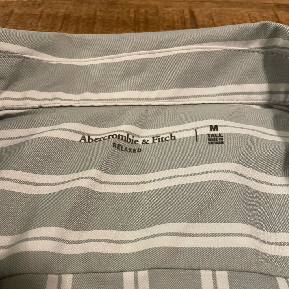 Abercrombie & Fitch Camp Collar Short Sleeve Button Up Shirt - Picture 4 of 5